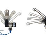 Moderne Wasserarmatur für mobile Wasserversorgung, ideal für Campingbedarf und den Ausbau von Bullis oder Transportern. Flexibles Design mit mehreren Ausläufen, kompatibel mit Frischwasser- und Grauwasserkanistern. Perfekt für Marktstände und verschiedene Anwendungen, auch mit Warmwasserheizungen erhältlich.