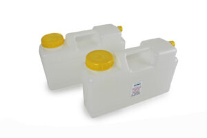 Transparente Wasserkanister mit gelben Schraubverschlüssen, ideal für mobile Wasserversorgung beim Camping, im Bulli oder für Marktstände. Perfekt für Frisch- und Grauwasser, robust und praktisch in der Handhabung.