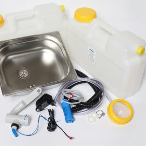 Mobile Wasserversorgungssystem für Campingbedarf, bestehend aus einem Edelstahlwaschbecken, zwei Wasserkanistern (Frisch- und Grauwasser), einer Pumpe, Schläuchen und Zubehör. Ideal für den Ausbau von Bullis oder Transportern sowie für Marktstände und andere Anwendungen, bei denen fließendes Wasser benötigt wird.