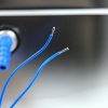 Detailaufnahme von blauen Kabeln, die für die Installation von mobilen Wasserversorgungssystemen verwendet werden, ideal für Campingbedarf und Fahrzeugumbauten wie Bullis oder Transporter.