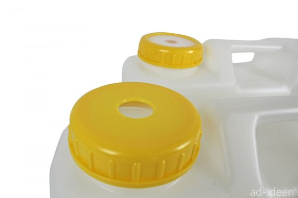 Transparente Wasserkanister mit gelben Verschlüssen, ideal für mobile Wasserversorgung beim Camping oder im Transporter. Perfekt für die Lagerung von Frisch- und Abwasser sowie für den Einsatz in Marktständen oder bei Outdoor-Aktivitäten.