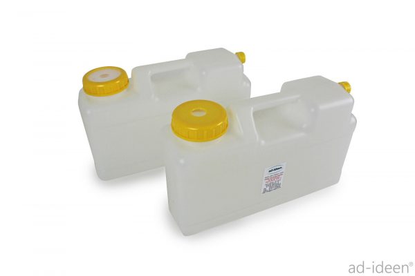 Zwei transparente Wasserkanister mit gelben Schraubverschlüssen, ideal für mobile Wasserversorgung beim Camping oder für den Ausbau von Bullis und Transportern. Perfekt für Frisch- und Grauwasser, auch geeignet für Marktstände und andere Anwendungen, die fließendes Wasser erfordern.
