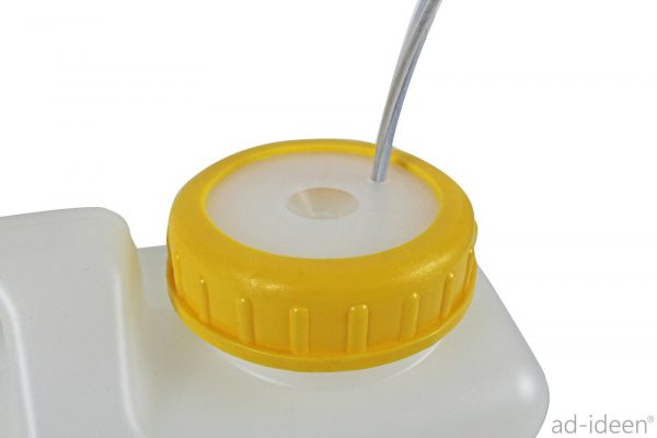 Transparenter Wasserkanister mit gelbem Schraubverschluss und integriertem Schlauch, ideal für mobile Wasserversorgung beim Camping oder beim Umbau von Fahrzeugen. Perfekt für Frischwasser und Grauwasser, geeignet für verschiedene Anwendungen im Freien.