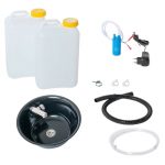Zwei transparente Wasserkanister mit gelben Deckeln, eine schwarze Spüle mit Wasserhahn, eine Wasserpumpe, verschiedene Schläuche und Montagematerialien. Ideal für mobile Wasserversorgung beim Camping oder für Marktstände. Perfekt für den Ausbau von Bullis oder Transportern mit fließendem Wasser.
