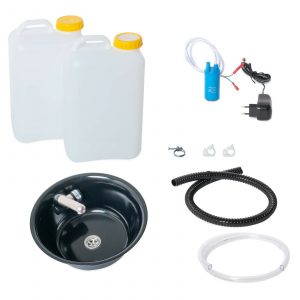 Zwei transparente Wasserkanister mit gelben Deckeln, eine schwarze Spüle mit Wasserhahn, eine Wasserpumpe, verschiedene Schläuche und Montagematerialien. Ideal für mobile Wasserversorgung beim Camping oder für Marktstände. Perfekt für den Ausbau von Bullis oder Transportern mit fließendem Wasser.