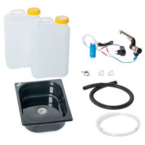 Mobile Wasserversorgung Set für Campingbedarf, bestehend aus zwei Wasserkanistern, einer schwarzen Spüle, einer Pumpe mit Anschlusskabel, einem Schlauch und weiteren Zubehörteilen. Ideal für den Ausbau von Bullis oder Transportern sowie für Marktstände und andere Anwendungen, die fließendes Wasser benötigen.