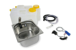 Mobile Wasserversorgung Set mit Edelstahlspüle, zwei Wasserkanistern, Pumpensystem und Zubehör für Camping und Transporter-Ausbau. Ideal für fließendes Wasser und flexible Anwendungen im Freien.