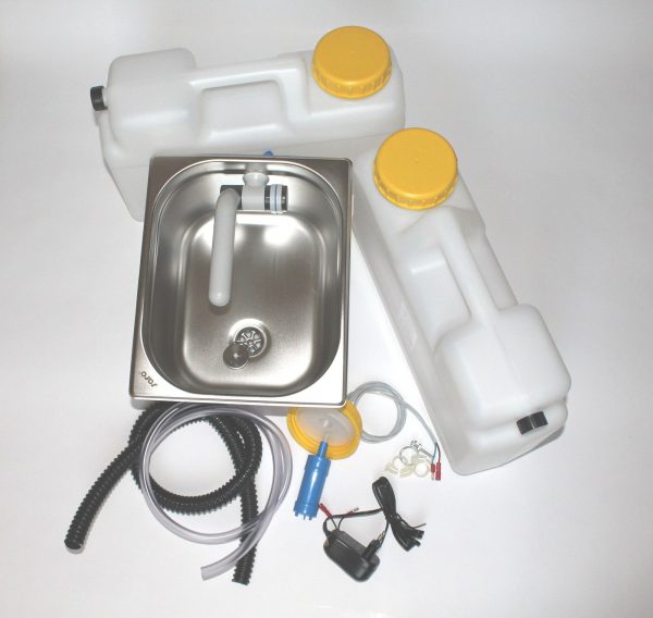 Mobilen Waschbecken-Set für Camping und Transporter mit Frischwasser- und Grauwassertanks, Pumpe, Schläuchen und Zubehör. Ideal für mobile Wasserversorgung, Marktstände und Outdoor-Aktivitäten.