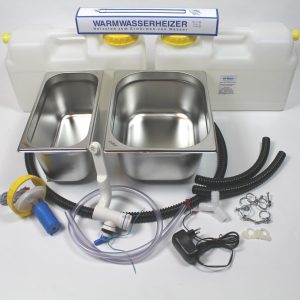 Mobiles Wasserversorgungssystem mit Edelstahlwaschbecken, zwei Wasserkanistern, Warmwasserheizer, Pumpe und Zubehör für Camping und Transporter-Ausbau. Ideal für Marktstände und flexible Wasserlösungen.