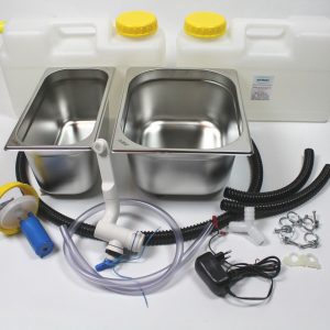 Mobile Wasserversorgung Kit mit Edelstahl-Waschbecken, zwei Wasserkanistern, Pumpe, Schläuchen und Zubehör für Camping und Marktstände, ideal für den Ausbau von Bullis oder Transportern.
