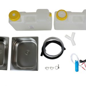 Mobiles Wasserversorgungssystem für Campingbedarf, bestehend aus zwei Wasserkanistern, einem Edelstahlwaschbecken, einem Pumpenset mit Wasserhahn und Schlauch. Ideal für den Umbau von Bullis oder Transportern, sowie für Marktstände und andere Anwendungen, die fließendes Wasser erfordern.
