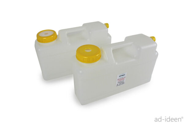 Zwei praktische Wasserkanister mit gelben Deckeln, ideal für die mobile Wasserversorgung beim Camping oder im Transporter. Perfekt für Frisch- und Grauwasserbedarf, kompatibel mit verschiedenen Pumpensystemen. Ideal für Marktstände oder mobile Lösungen mit fließendem Wasser.