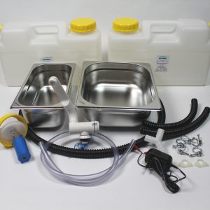 Mobile Wasserversorgung Set mit Edelstahl-Spüle, zwei Wasserkanistern, Pumpe, Schläuchen und Zubehör für Camping und Marktstände, ideal für den Ausbau von Bullis und Transportern.