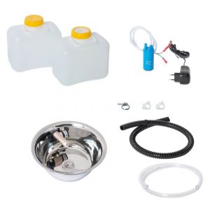 Mobile Wasserversorgung Set mit zwei Wasserkanistern, einer elektrischen Pumpe, einem Edelstahlwaschbecken, Schlauch und Montagematerial für Camping und Marktstände. Ideal für den Ausbau von Bullis und Transportern.