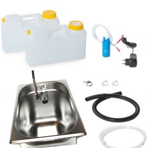 Mobile Wasserversorgung Set mit zwei Wasserkanistern, einer Edelstahlspüle, einer Pumpe, Schläuchen und Zubehör für Camping und Marktstände, ideal für den Ausbau von Bullis oder Transportern.