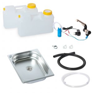 Mobile Wasserversorgung Set mit zwei Wasserkanistern, einer Edelstahlspüle, einer Pumpe, einem Wasserhahn und Schlauch für Camping und Transporter. Ideal für den Ausbau von Bullis oder Marktständen, inklusive Lösungen für Warmwasser.