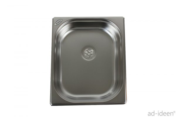 Edelstahl-Waschbecken für mobile Wasserversorgung, ideal für Camping und Transporter-Ausbau. Perfekt geeignet für die Installation in Bullis oder Marktständen mit Anschlussmöglichkeiten für Frisch- und Grauwasserkanister. Robust und langlebig, mit integriertem Abfluss.