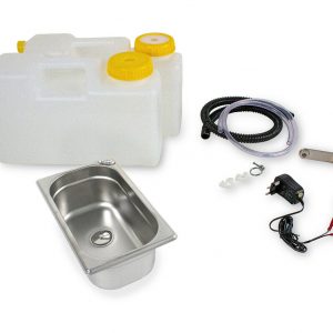 Mobile Wasserversorgung Set mit Edelstahl-Waschbecken, zwei transparenten Wasserkanistern, einer Pumpe und Zubehör für Camping und Marktstände, ideal für den Ausbau von Bullis und Transportern.