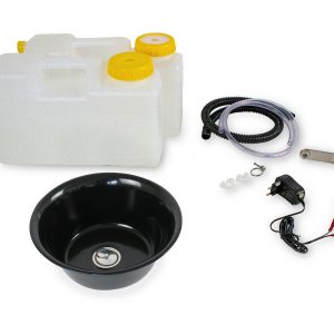 Mobiles Wasserversorgungssystem mit zwei Wasserkanistern, einem Waschbecken, einer Pumpe und erforderlichem Zubehör für Camping und Marktstände. Ideal für den Ausbau von Bullis oder Transportern und für Anwendungen mit fließendem Wasser, inklusive Warmwasseroptionen.