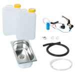 Mobile Wasserversorgung für Campingbedarf: Zwei Wasserkanister, Edelstahlwaschbecken, Pumpe mit Zubehör und Schläuchen für einfache Installation und Nutzung in Bullis, Transportern und Marktständen. Ideal für fließendes Wasser und Warmwasserlösungen.