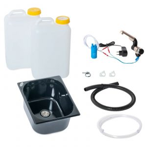 Mobile Wasserversorgung Set mit zwei Wasserkanistern, einer Spüle, einer Pumpe, Schläuchen und Befestigungsteilen, ideal für Camping, Bulli-Ausbau und Marktstände. Perfekt für frisches und graues Wasser, teilweise mit Warmwasseroption.