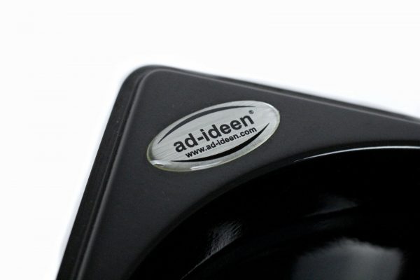 Nahaufnahme eines schwarzen Produkts mit dem Logo von ad ideen, einem Onlineshop für mobile Wasserversorgung und Campingbedarf, spezialisiert auf Frisch- und Grauwasserkanister sowie Pumpen für Vans und Marktstände.