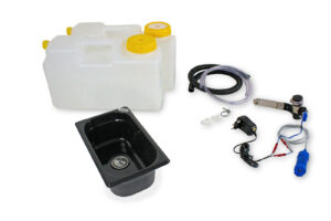 Mobile Wasserversorgung Set mit zwei Wasserkanistern, einem Waschbecken, Pumpen und Zubehör für Camping und Transporter-Umbauten. Ideal für frisches und graues Wasser, auch mit Warmwasseroption. Perfekt für Marktstände und andere Anwendungen.