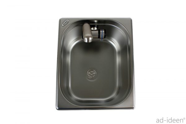 Edelstahl-Waschbecken für mobile Wasserversorgung im Campingbedarf, ideal für den Ausbau von Bullis oder Transportern. Ausgestattet mit einem praktischen Wasserhahn, geeignet für Frischwasser- und Grauwasserkanister. Perfekt für Outdoor-Aktivitäten, Marktstände und andere Anwendungen, die fließendes Wasser erfordern.