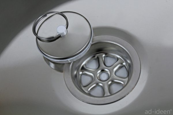 Edelstahl-Waschbecken mit einem praktischen Abflussdeckel, ideal für mobile Wasserversorgung im Campingbereich oder für Marktstände. Perfekt geeignet für den Einbau in Bullis oder Transportern, um fließendes Wasser bereitzustellen.