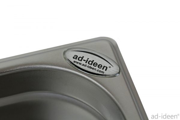 Edelstahl-Waschbecken von ad-ideen, ideal für mobile Wasserversorgung im Campingbedarf, mit integriertem Logo und hochwertiger Verarbeitung für Transporter und Marktstände.