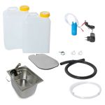 Mobile Wasserversorgung Set mit zwei Wasserkanistern, einer Edelstahlspüle, einer Pumpe, Schläuchen und Montagezubehör für Camping und Marktstände. Ideal für den Ausbau von Bullis oder Transportern mit fließendem Wasser und optionalen Warmwasserlösungen.
