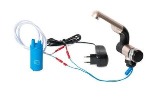 Mobiles Wasserversorgungssystem mit Wasserpumpe und Armatur für Camping und Transporter. Ideal für den Einbau in Bullis oder Marktstände, ermöglicht fließendes Wasser und ist für Frisch- und Grauwasser geeignet. Inklusive Netzteil für einfache Nutzung.