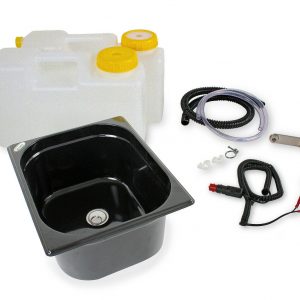 Set für mobile Wasserversorgung mit Waschbecken, zwei Wasserkanistern, Pumpe, Schläuchen und Armatur, ideal für Camping und transportable Lösungen.