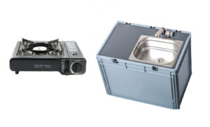 Transportabler Gaskocher neben einer mobilen Spüle mit Edelstahlbecken, ideal für Camping und mobile Wasserversorgung, erhältlich bei ad ideen für verschiedene Einsatzmöglichkeiten wie Bulli-Ausbau oder Marktstände.