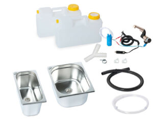 Mobile Wasserversorgung Set mit Edelstahl-Waschbecken, zwei Wasserkanistern, Pumpe, Schläuchen und Zubehör für Camping und Freizeitaktivitäten. Ideal für den Umbau von Bullis und Transportern sowie für Marktstände.