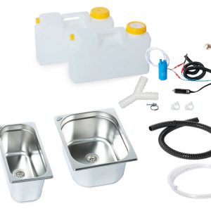 Mobile Wasserversorgung Set mit Edelstahl-Waschbecken, zwei Wasserkanistern, Pumpe, Schläuchen und Zubehör für Camping und Freizeitaktivitäten. Ideal für den Umbau von Bullis und Transportern sowie für Marktstände.