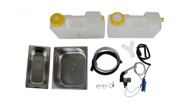 Camping-Wasserversorgung Set mit zwei Wasserkanistern, Edelstahlspüle, Pumpe, Schläuchen und Zubehör für mobile Anwendungen wie Bulli- und Transporterausbau. Ideal für Frisch- und Abwasserlösungen beim Camping oder Marktständen.