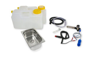 Set für mobile Wasserversorgung mit Edelstahlwaschbecken, zwei Wasserkanistern, Pumpen und Anschlussteilen, ideal für Camping, Bulli-Ausbau und Marktstände.