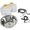 Set für mobile Wasserversorgung mit Edelstahlwaschbecken, zwei Wasserkanistern für Frisch- und Grauwasser, Pumpensystem und Verbindungsschläuchen, ideal für Camping und Marktstände.