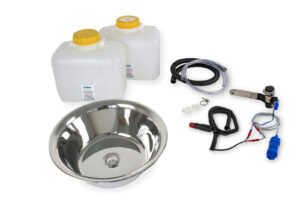 Set für mobile Wasserversorgung mit Edelstahlwaschbecken, zwei Wasserkanistern für Frisch- und Grauwasser, Pumpensystem und Verbindungsschläuchen, ideal für Camping und Marktstände.
