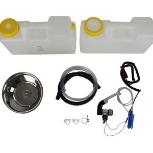 Mobile Wasserversorgung Set für Campingbedarf, bestehend aus zwei Wasserkanistern, einer Edelstahlspüle, Pumpenkomponenten und Schläuchen, ideal für den Ausbau von Bullis oder Transportern sowie für Marktstände und andere Anwendungen.