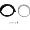 Schläuche und Befestigungen für mobile Wasserversorgung, ideal für Camping und Transporter-Ausbau, inklusive schwarz und transparenten Schläuchen sowie passenden Clips und einem Befestigungsring. Perfekt für die Installation von Waschbecken und Wasserpumpen in mobilen Anwendungen.