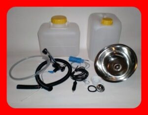 Mobile Wasserversorgung Set mit zwei Wasserkanistern, Edelstahlwaschbecken und Pumpenzubehör für Camping und Marktstände. Ideal für den Ausbau von Bullis und Transportern, inklusive Schläuchen und Anschlussmaterial für fließendes Wasser.