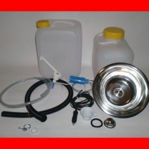 Mobile Wasserversorgung Set mit zwei Wasserkanistern, einer Edelstahlspüle, Schläuchen und Pumpen, ideal für Camping, Bulli-Ausbau und Marktstände. Enthält Frisch- und Grauwasserlösungen für fließendes Wasser, teilweise mit Warmwasseroption.