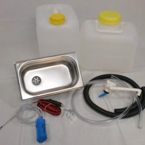 Mobile Wasserversorgungssystem mit Edelstahlwaschbecken, Frischwasser- und Grauwasserkanistern sowie Pumpen und Zubehör für Camping und Freizeit. Ideal für den Ausbau von Bullis oder Transportern sowie für Marktstände.