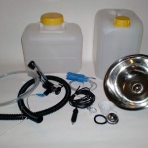 Mobile Wasserversorgung Set mit zwei Wasserkanistern, einem Edelstahlwaschbecken, Schlauch, Pumpe und Anschlussmaterial für Camping und Transporter-Ausbau, ideal für frisches und graues Wasser.