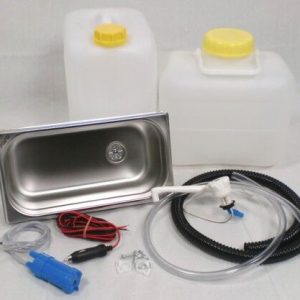 Mobilen Wasserversorgungskit für Campingbedarf, bestehend aus Edelstahlwaschbecken, zwei Wasserkanistern (Frischwasser und Grauwasser), Pumpe, Schläuchen und Anschlussmaterialien, ideal für den Ausbau von Bullis oder Transportern sowie für Marktstände und andere Anwendungen mit fließendem Wasser.