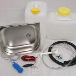 Mobiles Waschbecken-Set mit zwei Wasserkanistern, Pumpe und Zubehör für die mobile Wasserversorgung beim Camping oder Marktständen. Ideal für den Ausbau von Bullis oder Transportern, inklusive Lösungen für Frisch- und Grauwasser.