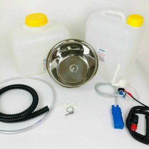 Mobile Wasserversorgung Set mit Frischwasser- und Grauwasserkanistern, Pumpen, Schläuchen und einem Edelstahlteller, ideal für Camping, Fahrzeugausbau und Marktstände. Perfekt für fließendes Wasser und flexible Lösungen unterwegs.