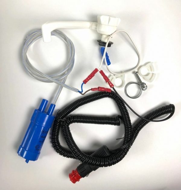 Mobile Wasserversorgung Zubehörset mit Pumpe, Schläuchen und Anschlussmaterial für Campingbedarf und Fahrzeugumbauten, ideal für Waschbecken und Warmwasserlösungen.